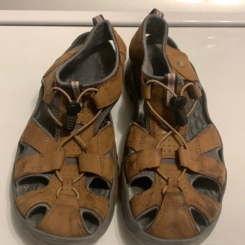Pr!vo  9.5 brown leather water proof sandals